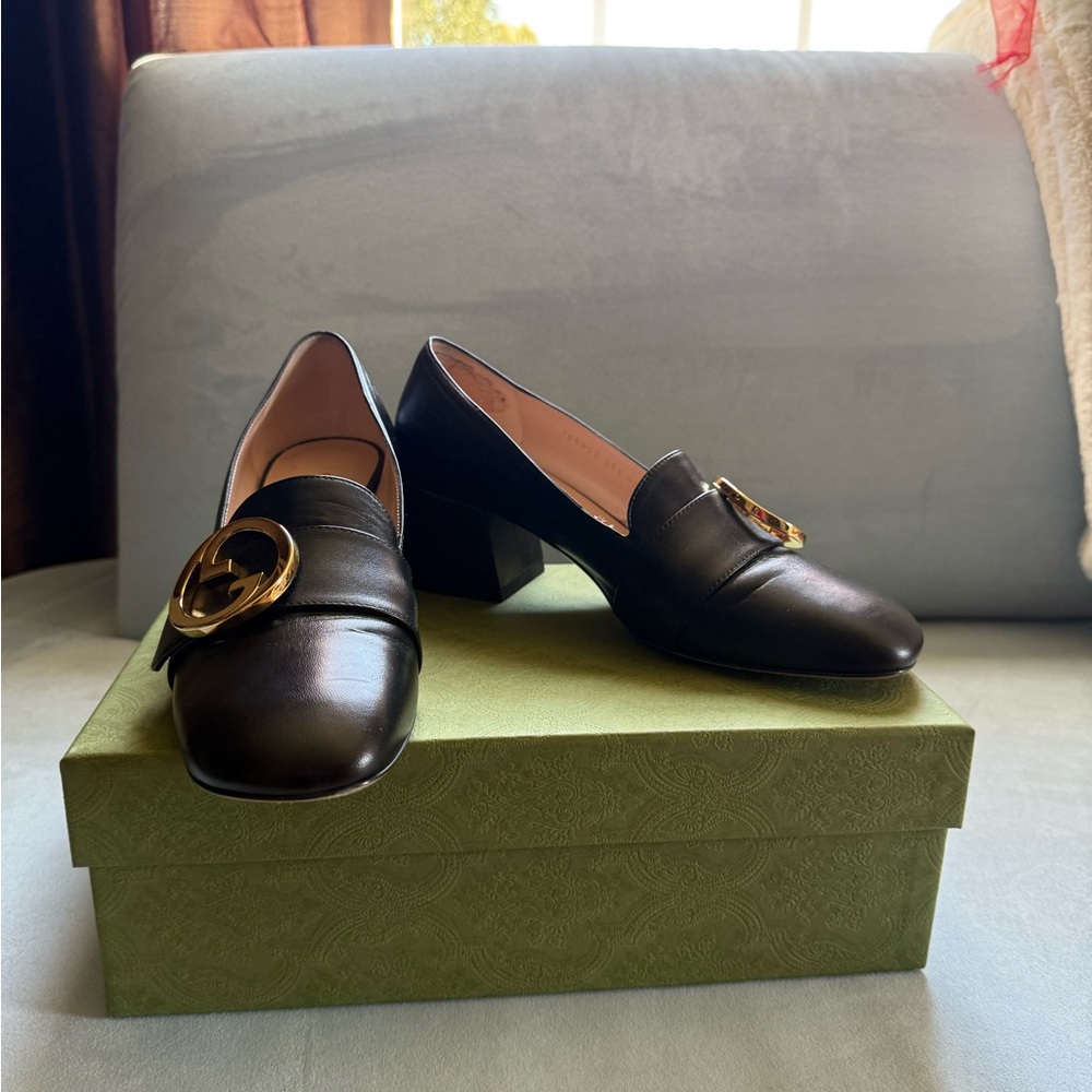 Gucci Black Leather Loafers with Gold Emblem - Picture 3 of 9